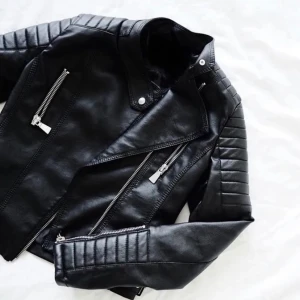 Skinnjacka - En fin skinnjacka från chiqelle(sällan använd)