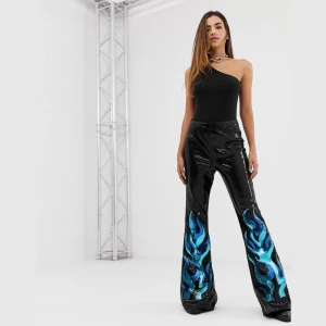 Pretty Little Thing Bootcut Byxor Flames S - Köpta på Pretty Little Thing. Paljettbyxor i bootcut modell med blåa flames. Använda 1 gång. Buda i kommentarerna. Sista bilden är min - DM för fler bilder! Köparen står för frakten 📦 💙💫