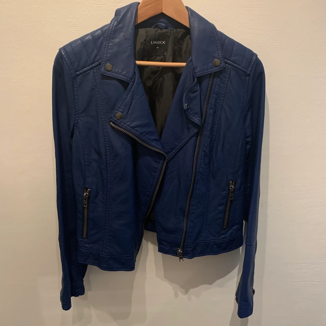 Mörkblå skinnjacka från Lindex 