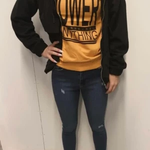 Gul tröja med svart jacka och jeans - Gul tröja s/m för  50kr , svart jacka s/m 100kr ,jeans 36/38 150kr Nya plagg 