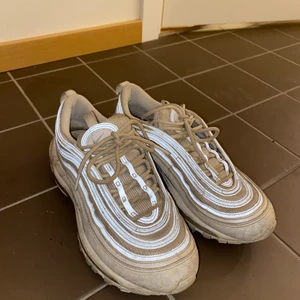Nike Air Max 97 - 🤎Air Max 97. Inga skador/slitningar endast ”smuts” (går att tvätta bort med skorengöring). Orginalpris: 1900kr. Vit reflex. 🤎