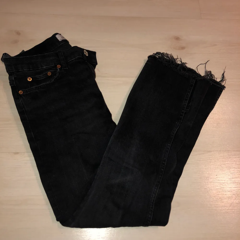 Ursnygga jeans i grå/svart tvätt med slits. De är cropped-flare med lite slitningar och slits längst ner. . Jeans & Byxor.