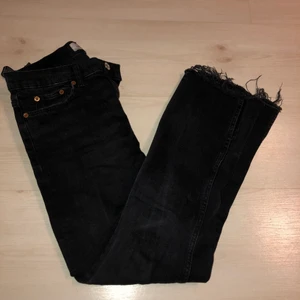 Jeans med slits  - Ursnygga jeans i grå/svart tvätt med slits. De är cropped-flare med lite slitningar och slits längst ner. 