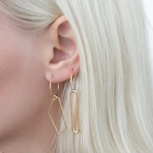 Assymetriska örhängen - Superfina assymetrisia örhängen! Helt oanvända!! Skickas med förpackning! 