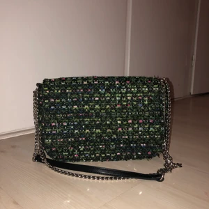 Väska Beck Söndergaard  - Cool väska från Beck Söndergaard i en grönaktig färg. Går att justera längden på bandet. 