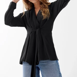 Blus från Gina Tricot - Svårfotad men supersnygg knyt-top! Knappt använd✨ Sitter som en S-M!