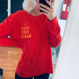 tröja m tryck  - Ascool och skön tröja med tryck fram och bak. Passar både tjejer och killar, liten M🥰