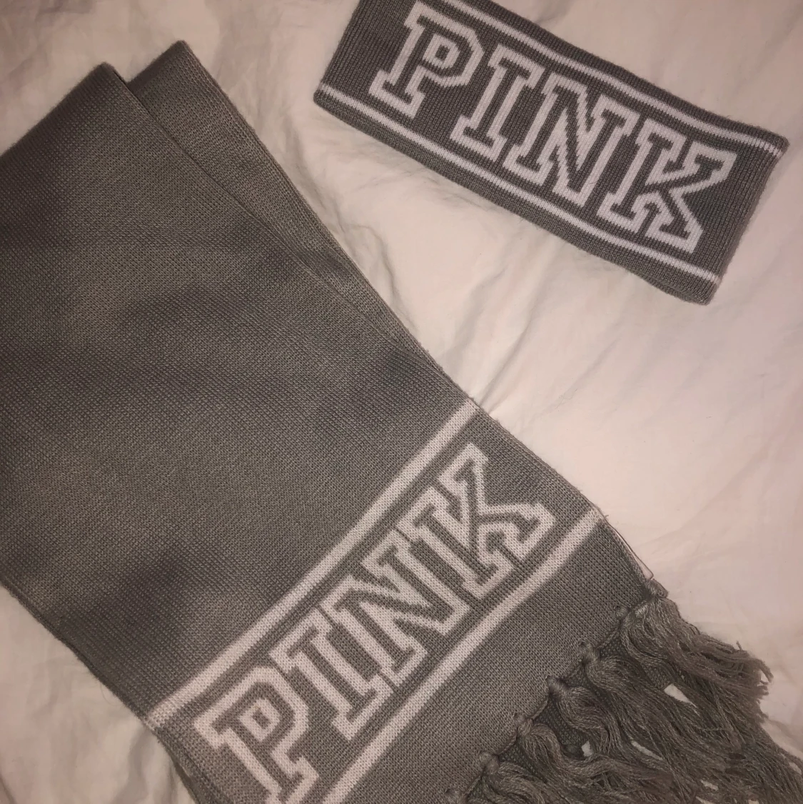 Grå halsduk och pannband från Pink
