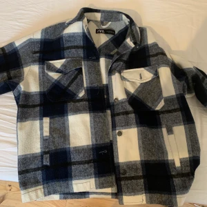 Rutig Zara jacka  - Sparsamt använd jacka. Kommer tyvärr inte till användning längre. Den är i utmärkt skick. 