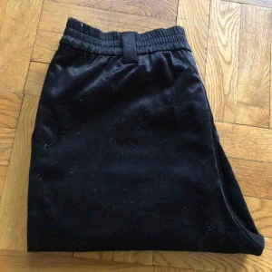  - Byxor från weekday med resor i midjan, använda. Köparen står för frakten, 63 kr.