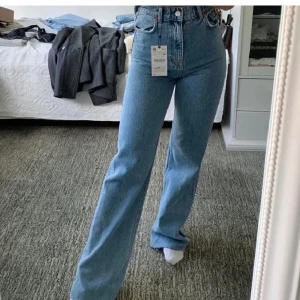 Zara jeans - Säljer dessa helt nya zara jeans, helt nya aldrig använda. Om det är många intresserade buda i kommentarerna från 399, köparen står för frakten💕💕