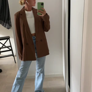 Brun kavaj - Oanvänd med prislapp kvar. Frakt tillkommer. Budet är: 310kr + frakt 