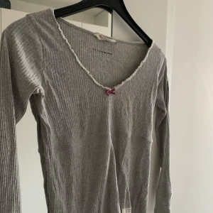 Odd Molly - Jättesöt grå tröja från Odd Molly, frakt tillkommer!🤍