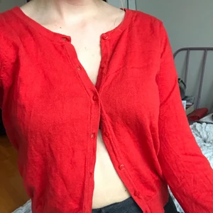 Röd kofta  - Jättesöt röd kofta från H&M. Strl M men passar en S.