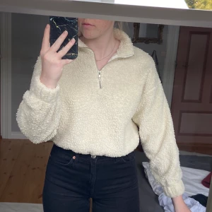 Lurvig tröja från ginatricot, stl: S  - Lurvig tröja från ginatricot med dragkedja vid halsen, resår vid mudden nere och vid armarna samt har en liten krage som man kan vika ner om man vill, gräddvitsfärgad, inte lurvig på insidan, använd fåtal gånger dock har lurvet ”lagt” sig på vissa ställen (se sista bilden) , säljer pga ingen användning, stl S 