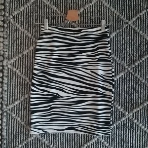 Kjol - Oanvänd kjol. Storlek S.