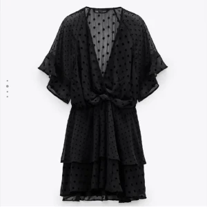 Klänning med mesh⚡️ - Säljer denna skit fina klänning från zara med mesh rygg!💓💓Storlek XS men strechig så funkar upp till M för brukar själv vara en S🧸🧸köpt för 400kr och säljer för 200kr + frakt kan gå lägre vid snabbt köp💖💖