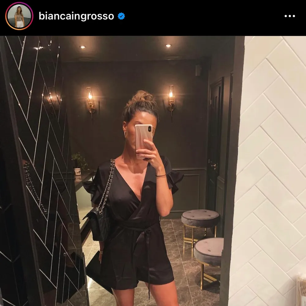 En silkes byxdress från naakd som Bianca ingrosso har burit på sin instagram. Säljer för den inte kommer till användning💕. Klänningar.