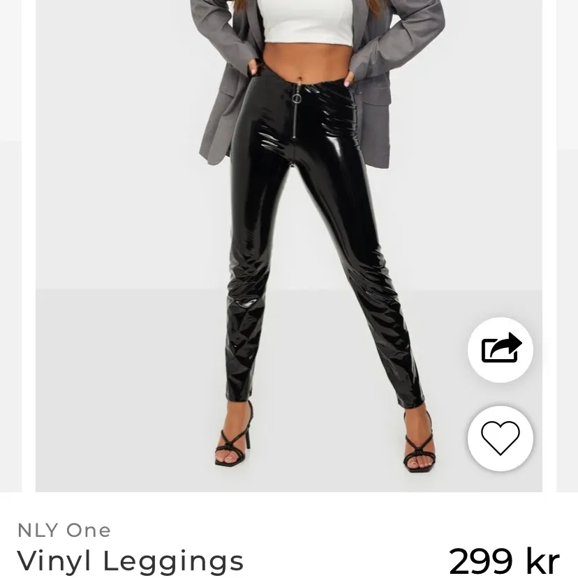 Skitsnygga lackbyxor från Nelly men kommer tyvärr inte till användning, använda 2 gånger 💕 100 kr + frakt. Jeans & Byxor.