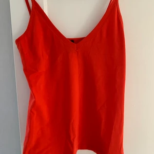 Filippa K linne - Säljer detta helt oanvända linnet ifrån Filippa K! I en superhärlig röd fin färg, ganska liten i storleken (jag brukar ha s/m)! Köpt för ca 600-700kr! Köparen står för frakten ❤️