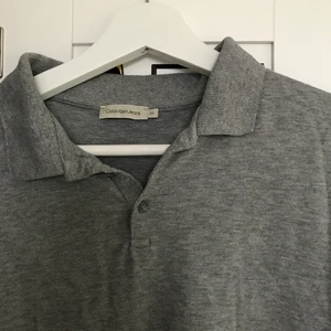 Piké Calvin Klein, stl M - Stilren pikétröja från CK (äkta) i storlek M. Passar en S också. Säljes då den inte längre kommer till användning🧡