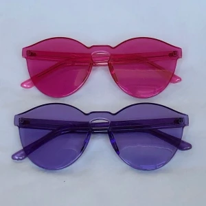 ✨solisar✨ - Färgglada lite transparanta solglasögon💖💜 priset är för ett par!! Aldrig använda så i helt nytt skick!! Frakt ingår ej :) det är vinkeln som får de att se ut som de inte är lika stora