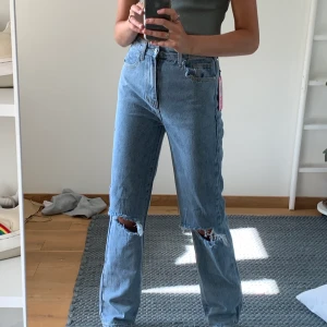 Slutsålda raka jeans - Slutsålda populära raka jeans från missy empire i storlek 36, oanvända! BUDA från 300kr - jag är 174cm - HÖGSTA BUD: 350