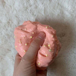 Floam slime  - Detta slime har jag gjort i inspiration av zara Larssons låt lush life. Det doftar tutti frutti och innehåller även foam beads och lite rosa ”jelly cubes”. Slimey är handgjort med handskar och munskydd !!