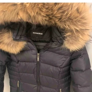 Vinterjacka  - Jacka jag köpt som ja växt ur, En äkta rockanblue jacka i bra skick, vid snabb affär kan priset diskuteras 