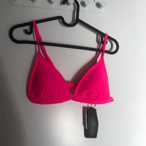 Helt oanvänd bikini överdel - Helt ny bikini överdel i storlek 38. Köparen står för frakten 