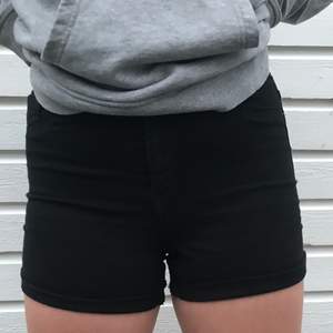  Svarta shorts som är mjuka och dom är väldigt stretchiga. Dom är inte som vanliga shorts som kan vara tagita och inte lika rörliga som dessa är. Dom är i bra skick. Shortsen är från Gina tricot