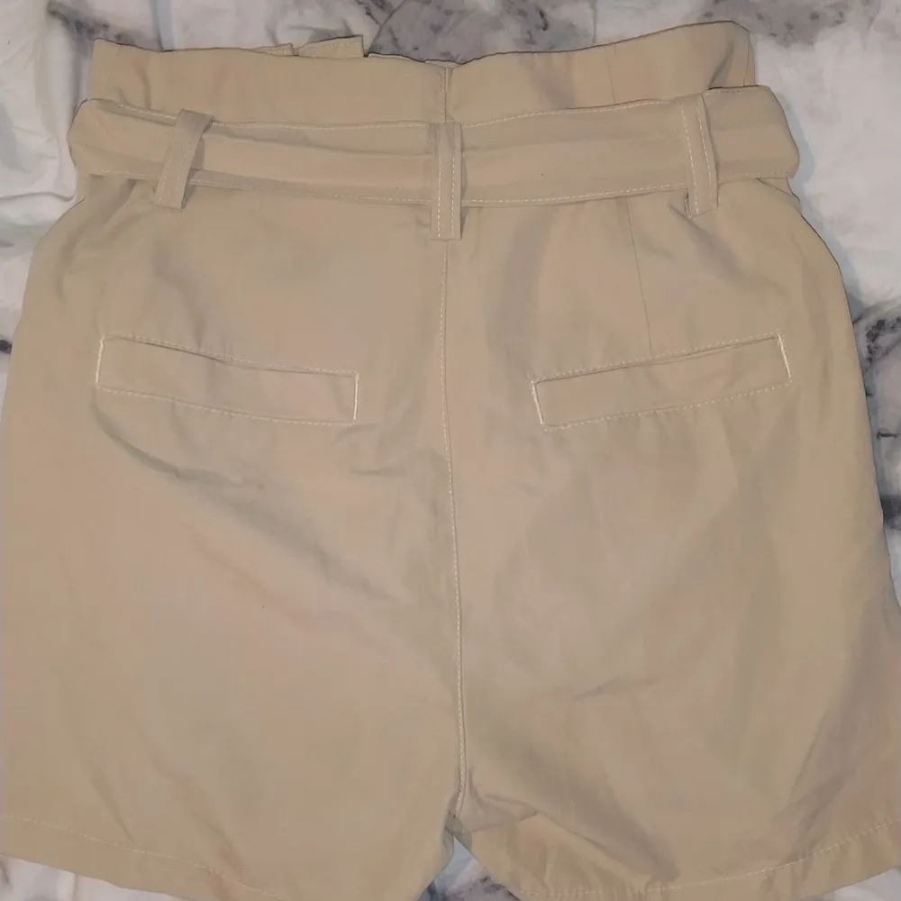 Tie waist shorts ljus beige/sand stl 32 (xs) . Shorts.