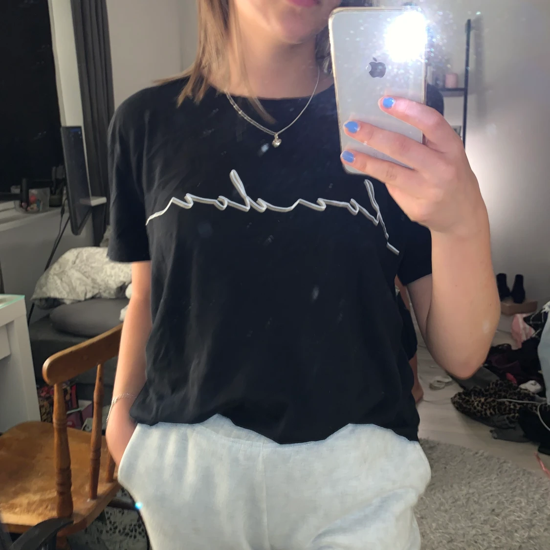 Svart tröja med text