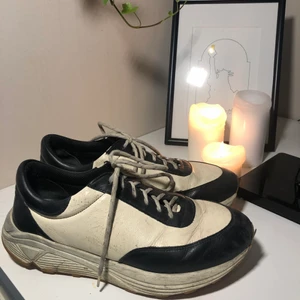 Out legacy skor - Chunky out legacy mono runner i läder. Nypris 3500 Skriv om ni har frågor eller vill ha fler bilder. Kan mötas o frakta