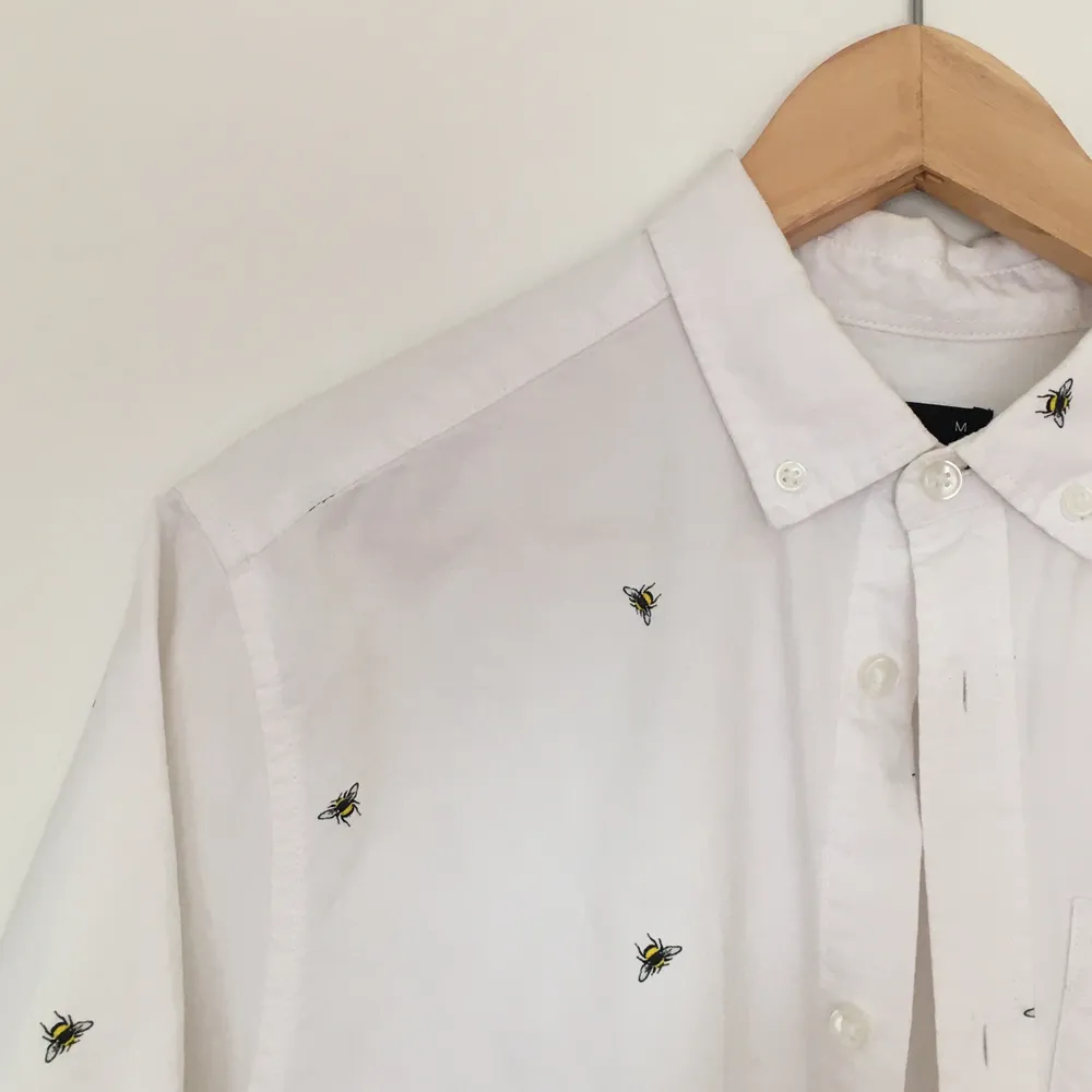 Jättefin kortärmad skjorta med bin på som tyvärr aldrig kommer till användning. Tjockt och skönt material, från Cubus. Frakt tillkommer ❤️. Skjortor.