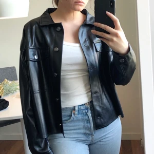 Overshirt med skinneffekt - Oanvänd overshirt med skinneffekt, lapparna finns kvar. Storlek XS men lite oversize. Snygg nu till hösten som en tunnare jacka! Nypris var 399 men säljer för 250kr + frakt (går att diskuteras i DM🥰 ).