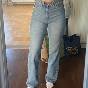 Straight jeans  - Säljer dessa straight jeans då de var lite för tajta kring låren på mig. Vill ha de mer pösiga! Satt perfekt kr längden (är 163cm) men om man vill ha det pösigt tror jag dessa passar bäst på en med storlek 34! Jag är vanligen 36/38🌸 LEDANDE BUD: 260+frakt
