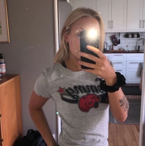 T shirt från Tommy Hilfiger - Denna e ganska använd men inga sprickor intrycket, hål eller fläckar! Detta är en Xs men den är ganska liten i storleken