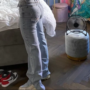 JEANS MED SLITS - säljer dessa superfina jeans med slits och slitningar på ena bakfickan!! aldrig använda och helt nya. storlek 36 och passar nog bäst pånågon mellan 160-175!! obs:!! EJ MINA BILDER!! BUDA!! Lb:410kr