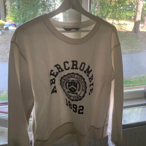 Abercrombie collagetröja - Säljer denna fina abercrombie collagetröja som är hur snygg och skön som helst