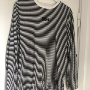 Långärmad från Vans - Snygg oversized långärmad från Vans. Använd ett fåtal gånger. Köparen står för frakten