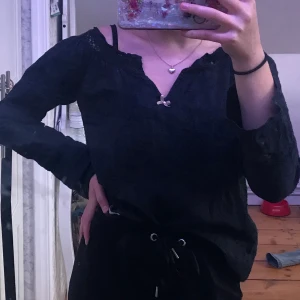 Söt blus 💖 - En söt blus ifrån Odd Molly! Den är limited edition så finns inte vad jag vet att köpa idag 😃 Den är mörkblå/svart irl. Ord. 399 kr