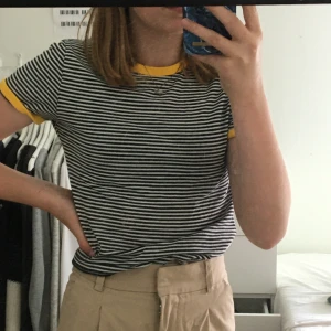 randig t-shirt  - bra skick, har dock en jätteliten lila fläck som jag kan visa vid intresse 💕 