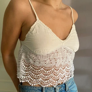 Vit spetstopp - Hollister topp i croppad modell med spetsdetaljer. I strl S men passar xs-m :)