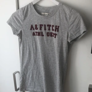Abercrombie & fitch - Tröja köpt i Usa, sitter jätte fint men har ingen användning för den längre. Köpare står för ev frakt