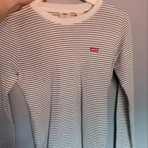 Levis tröja - En väldigt mjuk och skön långärmad från Levis som endast är använd en gång :)