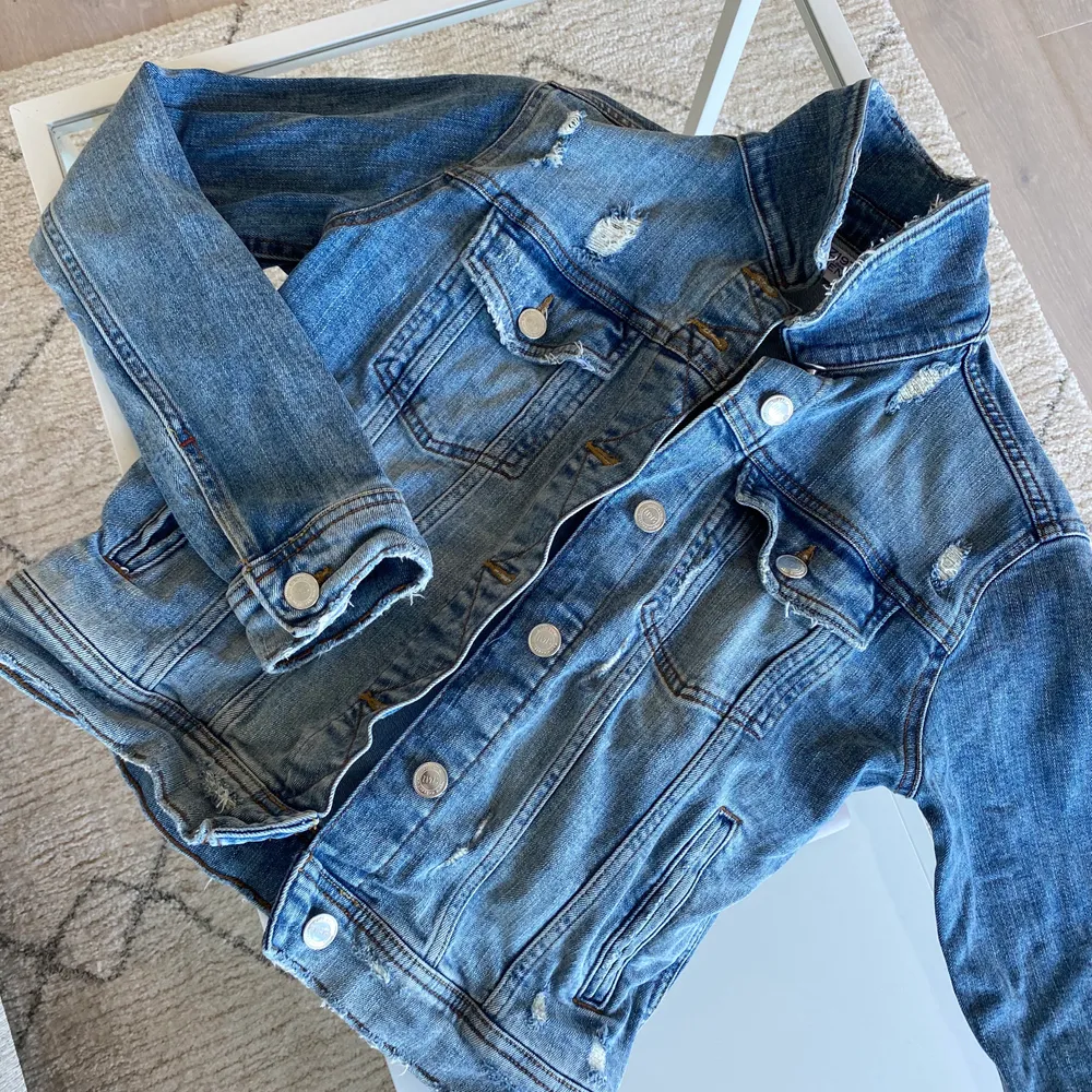 Världens finaste jeansjacka med slitningar från Zara! Köparen står för frakten✨✨. Jackor.