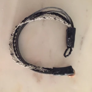  - Svart/silver armband, aldrig använt
