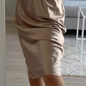 Vackraste kjolen från Chiquelle!! Färgen är i en super fin gammaldagsrosa färg💖Köparen står för frakten✨