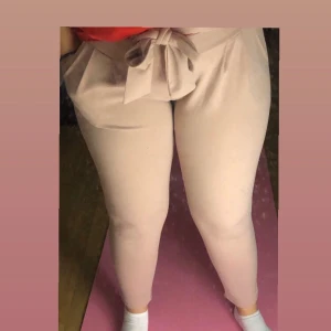 Rosa kostymbyxor/knytbyxor 😊 - Rosa kostymbyxor i storlek xs/s fina vad min åsikt är och jätte strechiga och sköna. Även knyte runt byxorna upptill, köparen står för frakt ❤️